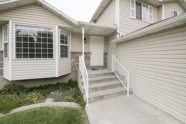 Cost of White Vinyl Siding Replacement in Boulder
